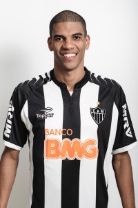 leo oficial bruno cantini 200x300 - Futebol de Terno - O Caso Leo Silva