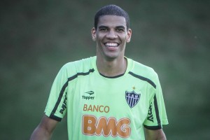 leo sorrindo bruno cantini 300x200 - Futebol de Terno - O Caso Leo Silva