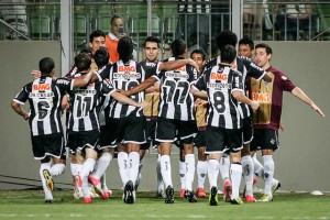 time comemora gol de danilinho bruno cantini 300x200 - Eles querem tostar nossa l&iacute;ngua