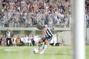 chute guilherme gabriel castro 300x199 - Ronaldinho e etcetera