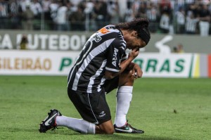 8060994988 048662fa85 b 300x199 - Abaixo-assinado "Fica no Galo, Ronaldinho"