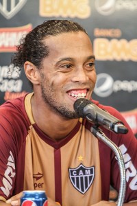 8228087802 b04963d809 z 200x300 - R49 renova com o Galo