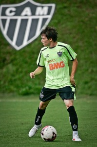 bernard jogo treino bruno cantini 199x300 - N&uacute;meros na Mira - Galo 2012