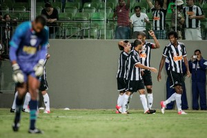 gol de leo silva bruno cantini 300x200 - N&uacute;meros na Mira - Galo 2012