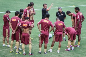 cuca e o time bruno cantini 300x199 - Atl&eacute;tico goleia o Minas Futebol em jogo-treino