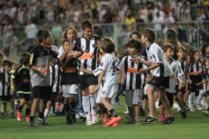 gabriel castro bernard e mascotes 300x200 - Retrospectiva 2012 - Outubro