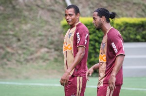 giba e ronaldo bruno cantini 300x199 - Atl&eacute;tico goleia o Minas Futebol em jogo-treino