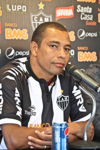 gilberto voltou bruno cantini 200x300 - Números na Mira - Libertadores, Gilberto Silva e o 13