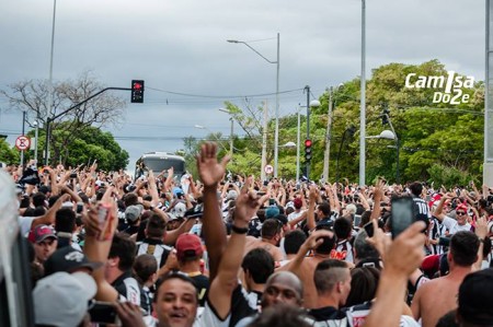 14695410 1123321651080625 6344270344331554530 n 450x299 - Eu na arquibancada - Atl&eacute;tico 2x2 Flamengo (parte 2)
