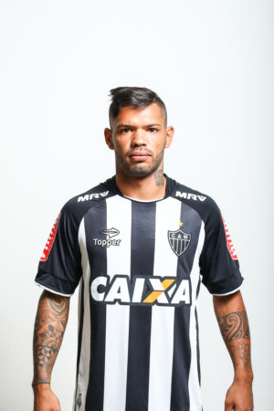 Carlos 3 300x450 - 23 jogadores s&atilde;o relacionados para o cl&aacute;ssico pela Primeira Liga