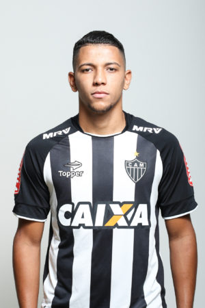 yago 300x450 - 23 jogadores s&atilde;o relacionados para o cl&aacute;ssico pela Primeira Liga