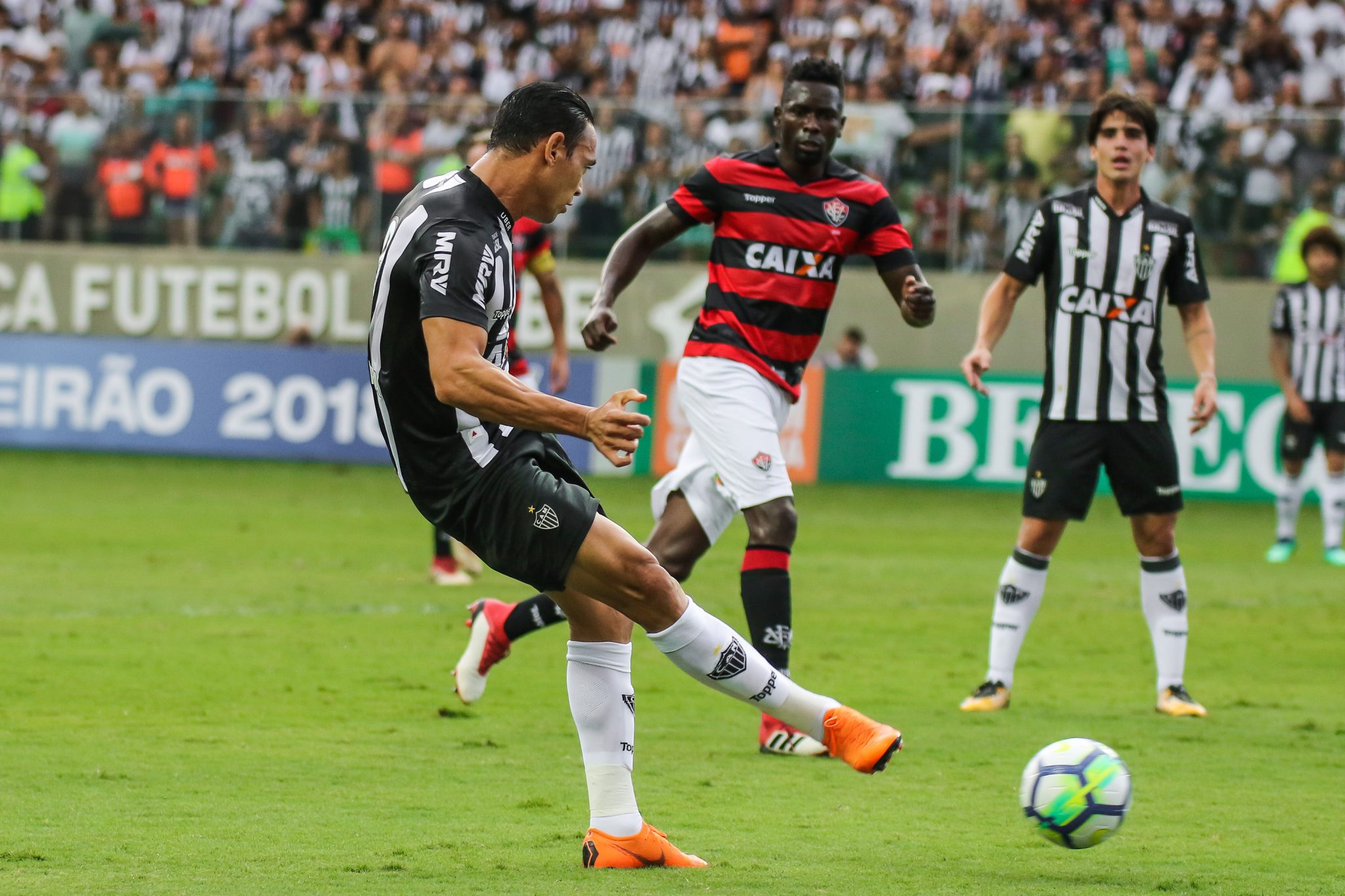 26763569457 1877a45156 o - Ricardo Oliveira brilha, Galo bate Vitória e interrompe série negativa