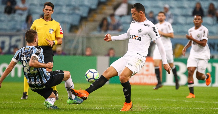 29628033658 5b636aeeb5 k - Galo demonstra fragilidade e perde para o Gr&ecirc;mio na volta do Brasileir&atilde;o