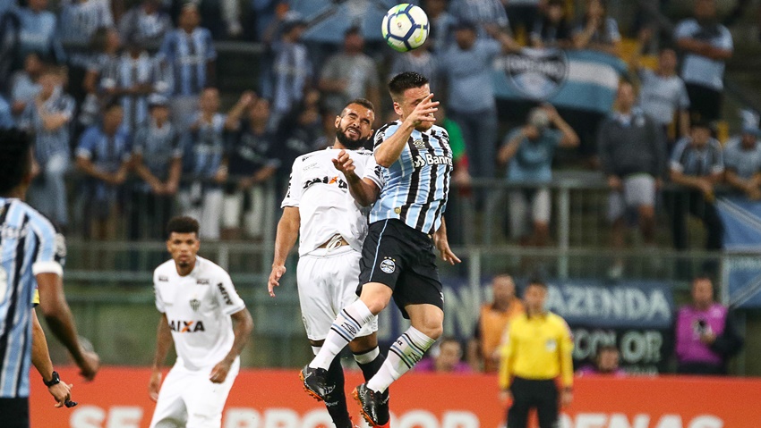 29628414548 2f929e408a k - Galo demonstra fragilidade e perde para o Gr&ecirc;mio na volta do Brasileir&atilde;o