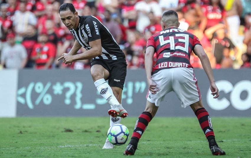29941631247 a719e77531 k - Erros defensivos e ineficácia no ataque marcam a derrota alvinegra para o Flamengo